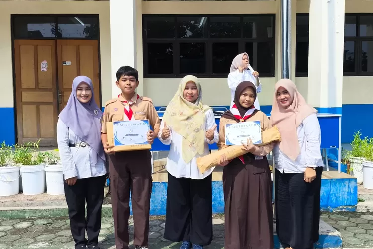 Pembagian hadiah bagi para pemenang pada kegiatan classmeeting, di SMPN 26 Depok. ( ANDIKA EKA/RADAR DEPOK)