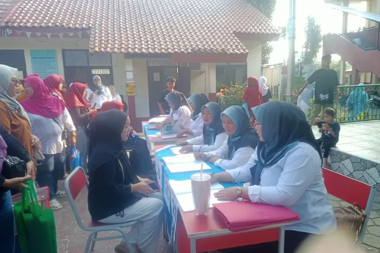 Pengambilan rapot di SDN Ratujaya 3 dengan cara drive thru.  (ANDIKA EKA/RADAR DEPOK)