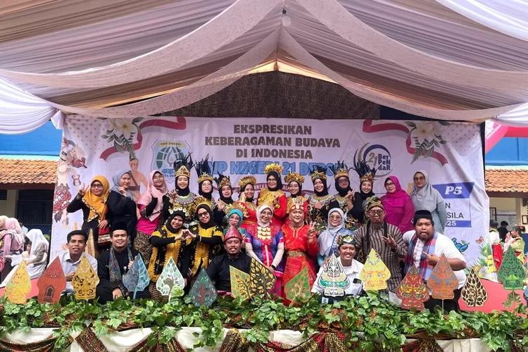 Foto bersama peserta usai melaksanakan kegiatan Gebyar Panen Karya P5 di halaman SMPN 21 Depok.  (DOKUMEN SEKOLAH)