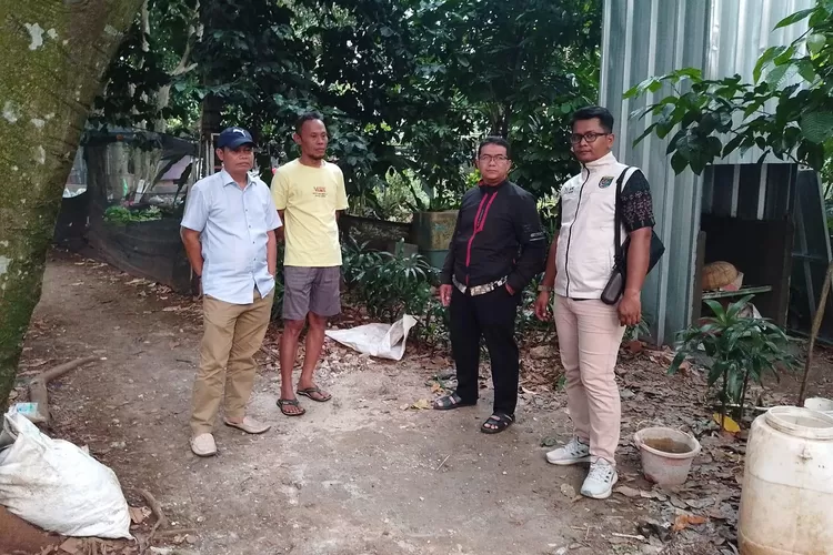 Aparatur Kelurahan Cinangka, Kecamatan Sawangan saat meninjau UPS di RT3/4, Rabu (25/6).  (RISKY DWI LESTARI/ RADAR DEPOK)