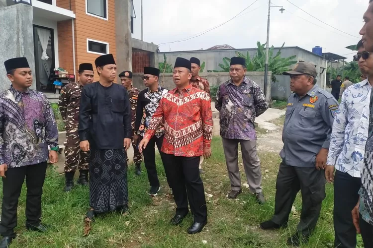 MENINJAU : Walikota Depok Supian Suri (tengah) bersama Aparatur Kelurahan Pondok Petir saat meninjau Ruang Terbuka Hijau RT3/1 Kelurahan Pondok Petir, Kecamatan Bojongsari untuk rencana pembuatan tandon.  (RISKY DWI LESTARI/RADAR DEPOK)