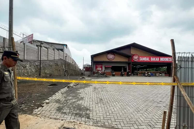 Petugas Satpol PP Kota Depok saat melintas di depan rumah makan Sambal Bakar Indonesia, kawasan Grand Depok City (GDC), Kelurahan Tirtajaya, Kecamatan Sukmajaya yang telah disegel, beberapa waktu lalu. (INSTAGRAM @richardtheodoreofficial)