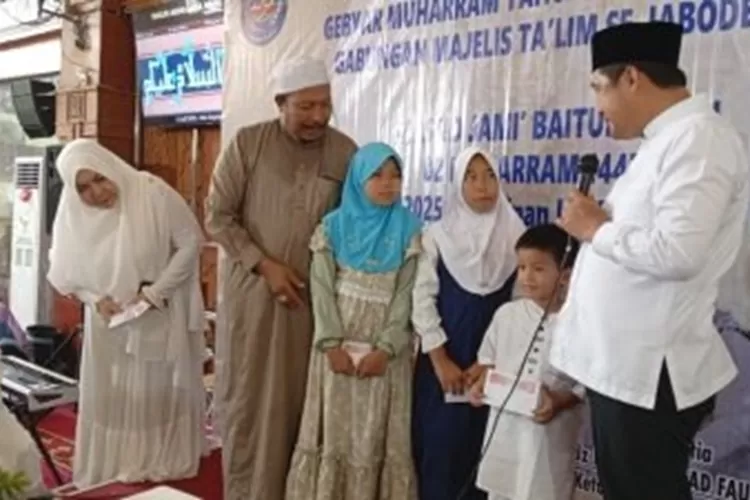 Wakil Walikota Depok, Chandra Rahmansyah bersama Koordinator pelaksana kegiatan, Kasno  Gebyar Muharram memberikan santunan kepada anak-anak yatim, di Masjid Jami&rsquo; Baitul di Masjid Baitul Khamal, Balai Kota Depok, Sabtu (28/6). (AGNESYA WIANDA/RADAR DEPOK)