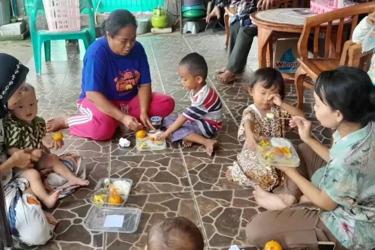 Suasana makan bersama paket PMT sebagai salah satu langkah pencegahan stunting di Kelurahan Cilangkap, Kecamatan Tapos, Kota Depok, beberapa waktu lalu. (AGNESYA WIANDA/RADAR DEPOK)