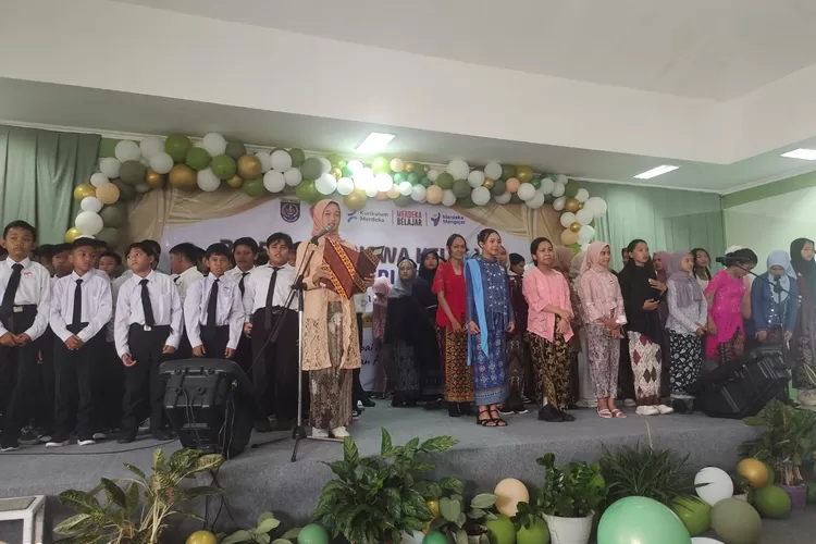 Para siswa menampilkan berbagai bakatnya pada acara pelepasan siswa SDN Kedaung, di Gedung Serbaguna Al Ikhlas Komplek Bappenas, Jalan Pertiwi, Kelurahan Kedaung, Kecamatan Sawangan. (ANDIKA EKA/RADAR DEPOK)