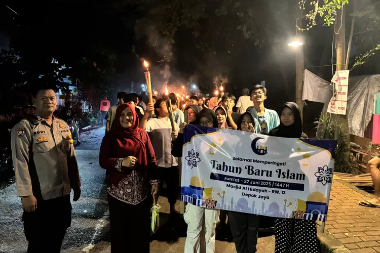 Lurah Depok Jaya, Herliana Maharani (kedua dari kiri) saat monitoring tradisi pawai obor tahun baru islam 1447H bersama kelompok warga di sisi jalan wilayah Kelurahan Depok Jaya, Kecamatan Pancoranmas, Jumat (27/6).  (RISKY DWI LESTARI/RADAR DEPOK)