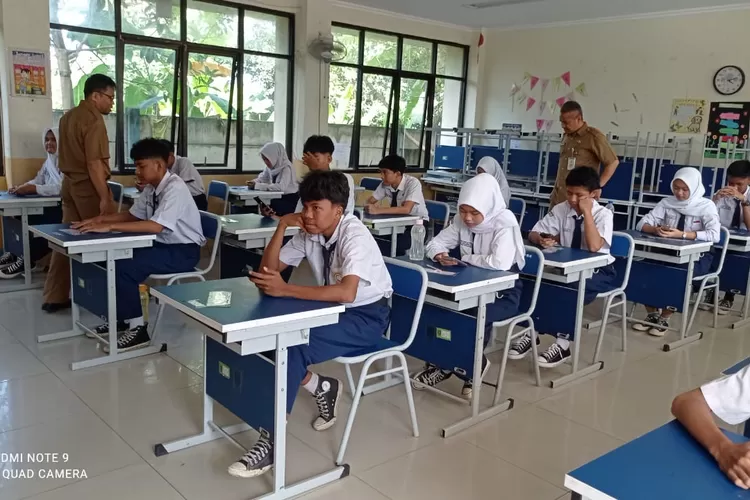 ILUSTRASI : Suasana pembelajaran pada SMP negeri di Kota Depok. (ANDIKA EKA/RADAR DEPOK)