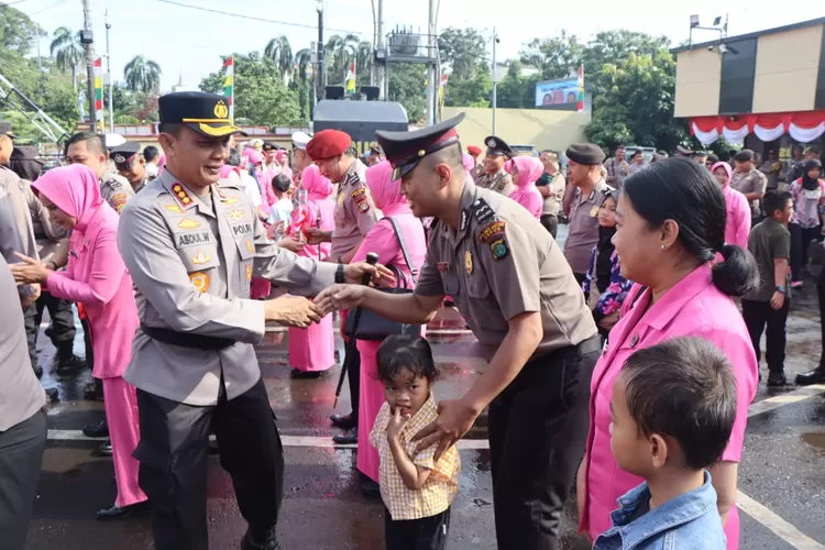 MERIAH : Kapolres Metro Depok, Kompol Abdul Waras saat memberikan selamat pada salah satu personel yang naik pangkat di halaman Mapolrestro Depok, Senin (30/6).  (POLRES METRO DEPOK FOR RADAR DEPOK)