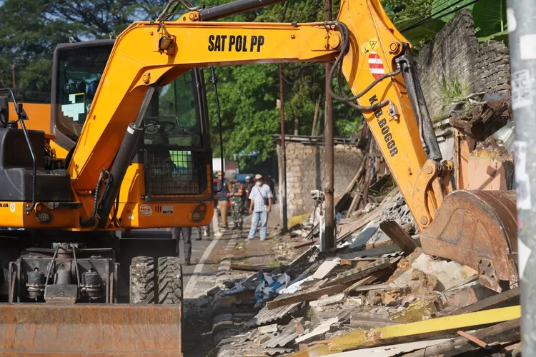Pembongkaran bangunan liar di Jalan Hoegeng. ( ISTIMEWA)