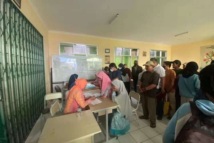 Orangtua murid antre mendaftarkan anaknya pada SPMB tahun 2024.  (KABAR BOGOR)