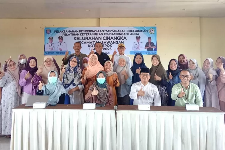 Pelaksanaan pemberdayaan masyarakat pelatihan keterampilan pendampingan lansia di Kelurahan Cinangka, Kecamatan Sawangan, Selasa (1/7).  (RISKY DWI LESTARI/RADAR DEPOK)