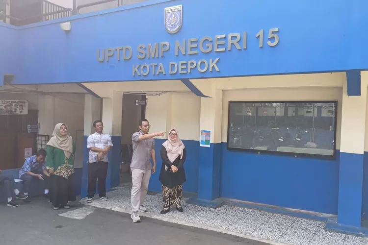 Ketua DPRD Kota Depok, Ade Supriyatna meninjau SMPN 15 Depok, yang terletak di Kelurahan Mekarsari, Kecamatan Cimanggis (ANDIKA EKA/RADAR DEPOK)