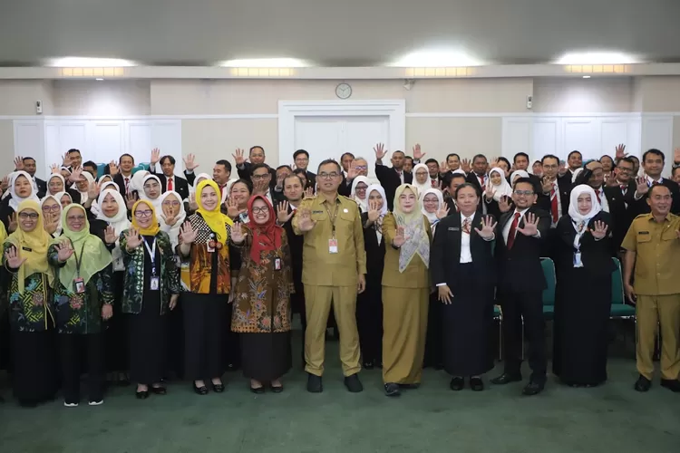 Sekda Ajat Rochmat Jatnika bersama peserta PKP Angkatan XXXIV BPSDM Provinsi DKI Jakarta.  (KABAR BOGOR)