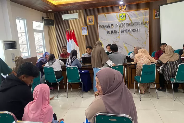 Orang tua murid antre didaftarkan SPMB oleh operator Disdik Kabupaten Bogor.  (KABAR BOGOR)