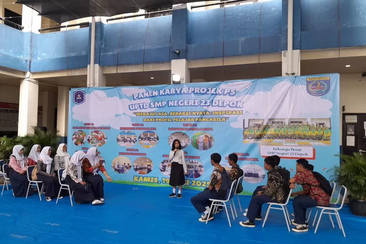 Pelaksanaan Panen Karya P5 SMPN 23 Depok di Jalan Raya Harjamukti, Kecamatan Cimanggis. (DOKUMEN SEKOLAH)