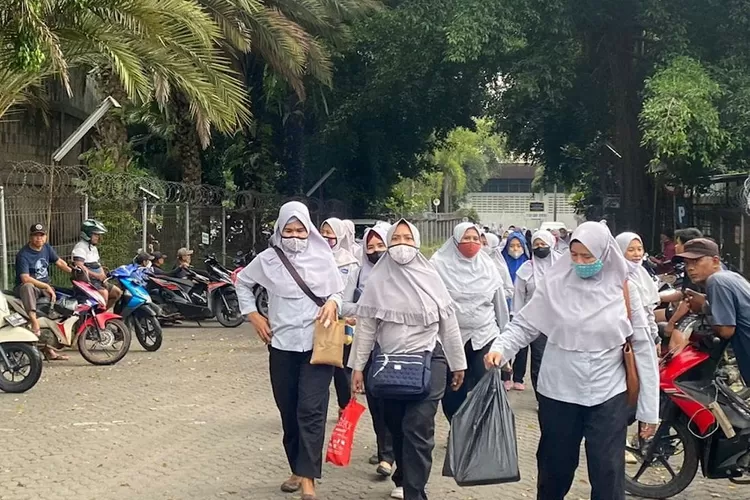 Pekerja PT RPG saat bubaran kerja.  (KABAR BOGOR)