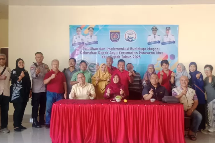 MENGHELAT : Aparatur Kelurahan Depok Jaya, dalam Pelatihan dan Implementasi Budidaya Maggot di Aula Kelurahan Depok Jaya, Kecamatan Pancoranmas, Rabu (2/7) Siang. (RISKY DWI LESTARI/RADAR DEPOK)