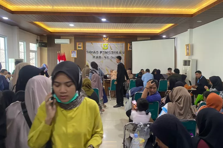 Orang tua murid menyerbu helpdesk SPMB yang dibuka Disdik Kabupaten Bogor.  (KABAR BOGOR)