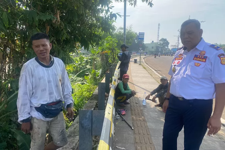 Kepala Dishub Kahupaten Bogor, Bayu Ramawanto mengecek pagar pengaman jalan yang hilang di Jalan Lingkar Pakansari.  (KABAR BOGOR)