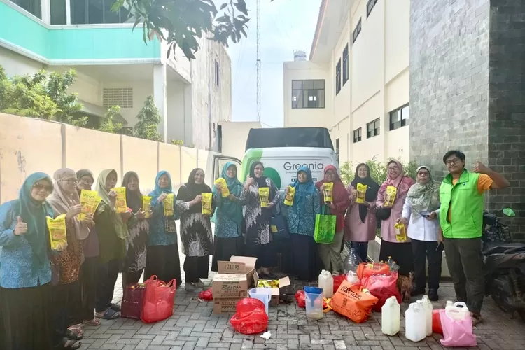 Aparatur Kelurahan Depok Jaya bersama PKK Keluraan Depok Jaya yang sedang mengumpulkan minyak jelantah dalam jerigen minyak di Halaman Kelurahan Depok Jaya, Kecamatan Pancoranmas, Kamis(3/7).  (RISKY DWI LESTARI/RADAR DEPOK)