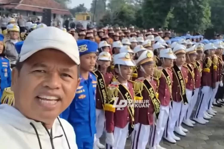 Momen Gubernur Jawa Barat Dedi Mulyadi bersama polisi cilik (Tangkapan layar Youtube Lembur Pakuan Channel)