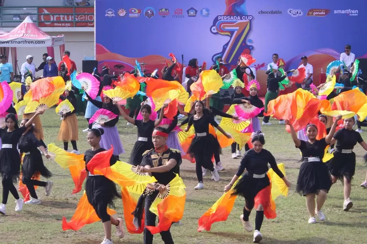 Seratus penari yang berasal dari siswa aktif SMPN 2 Depok dan alumni SMPN 2 Depok membuka ajang Persada Cup 7, pada Sabtu, (5/7), di Stadion Merpati, Kota Depok. (Istimewa)