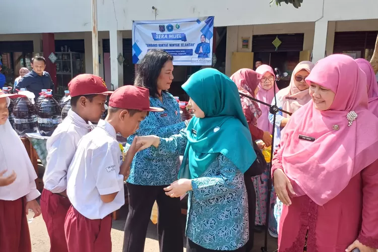 Kunjungan Ketua TP-PKK Kota Depok, Siti Barkah Hasanah ke SDN Kemiri Muka 2, yang berada di Kelurahan Kemirimuka, Kecamatan Beji. (ANDIKA EKA/RADAR DEPOK)