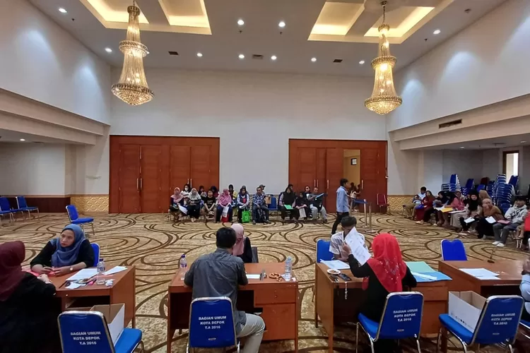 Pendaftaran program RSSG tahap 1, di Gedung aula, Baleka 2, Balaikota Depok.  (ANDIKA EKA/RADAR DEPOK)