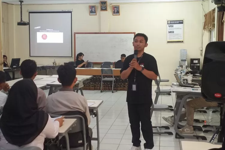 Pelaksanaan Bursa Kerja Khusus (BKK) yang dilaksanakan di aula sekolah, yang terletak di Jalan Abdul Wahab, Kelurahan/Kecamatan Sawangan. (DOKUMEN SEKOLAH)