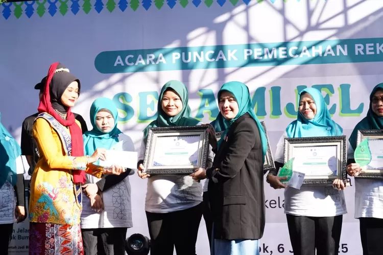 Ketua TP PKK Kota Depok, Cing Ikah saat memberikan piagam kepada Istri Lurah Pondok Petir di Balaikota Depok, beberapa waktu lalu.  (RISKY DWI LESTARI/RADAR DEPOK )