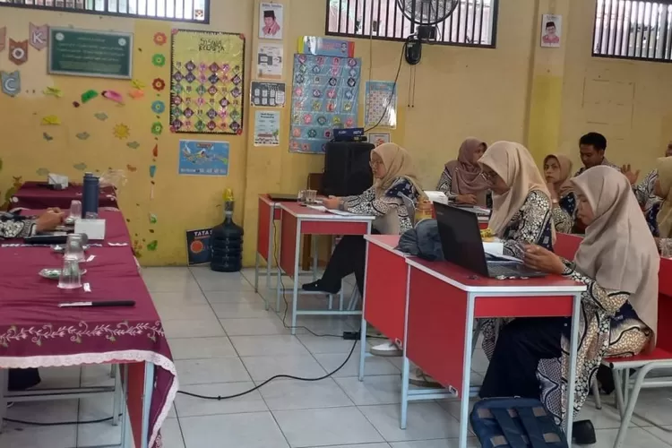 Pelaksanaan Worshop dan rapat kerja di salah satu ruang kelas sekolah berlokasi di Kelurahan Pasir Putih, Kecamatan Sawangan, Kota Depok. (DOKUMEN SEKOLAH)