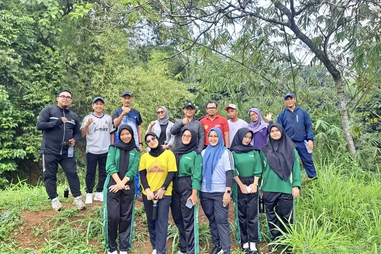 Aparatur Se-Kecamatan Bojongsari, saat mengikuti Gemas Bro menyambangi curug topik Kelurahan Curug, Kecamatan Bojongsari, Depok, Jumat (11/7) pagi. (RISKY DWI LESTARI/RADAR DEPOK)