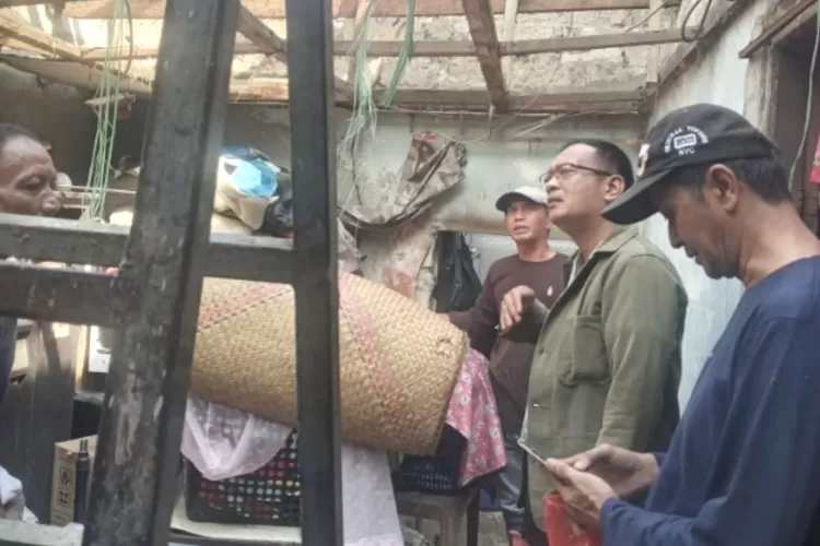 Aparatur Kelurahan Depok, Bersama Aparatur Kecamatan Pancoranmas saat sambangi rumah rusak di RT4/19, Kelurahan Depok, Kecamatan Pancoranmas, Rabu (9/7).  (RISKY DWI LESTARI/RADAR DEPOK)