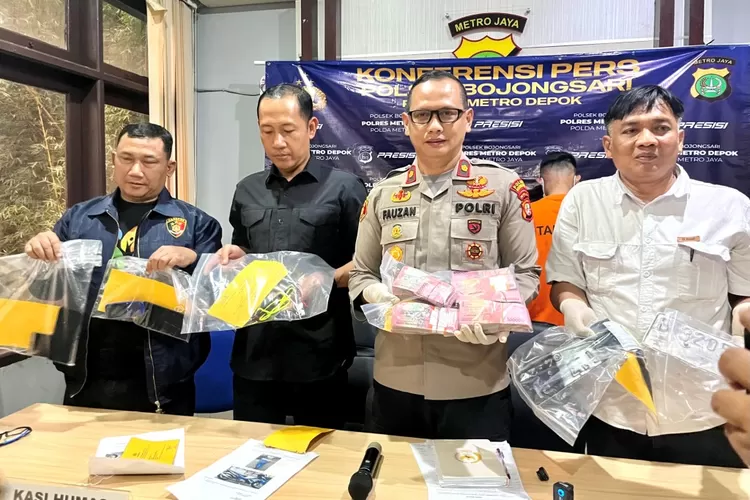Kapolsek Bojongsari, Kompol Fauzan Thohari, melakukan jumpa pers ungkap kasus pencurian dan pemberatan uang tunai Rp 300 Juta, Jumat (11/7).  (RISKY DWI LESTARI/RADAR DEPOK)