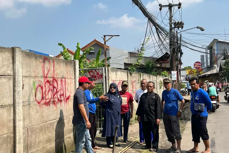 Anggota DPRD Kota Depok dari Fraksi PKS, Nuryuliani bersama pengurus lingkungan RW6 Kelurahan Sukamaju Baru, Kecamatan Tapos meninjau titik yang kerap dilanda banjir. (ANDIKA EKA/RADAR DEPOK)