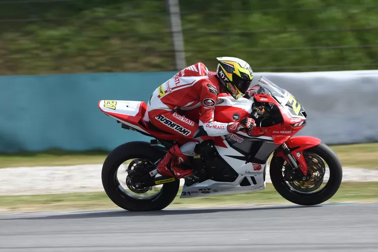 Pebalap M. Adenanta Putra nomor 21 bawa CBR honda pada Asia Road Racing Championship (ARRC) 2025 di sirkuit motegi