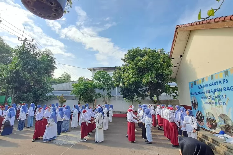 ILUSTRASI : Para orang tua yang sedang mengantarkan anaknya di SDN Tapos 2. (ANDIKA EKA/RADAR DEPOK)