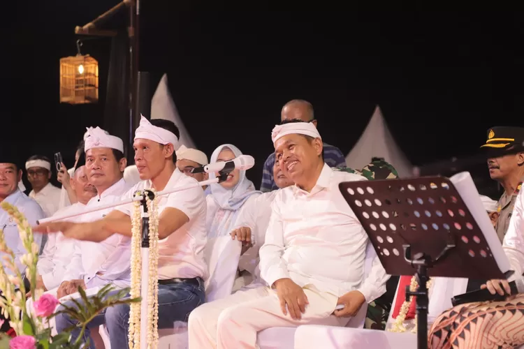 Gubernur Jawa Barat Dedi Mulyadi mendengarkan curhatan warga pada kegiatan Abdi Nagri Nganjang ka Warga di Kecamatan Parung Panjang.  (KABAR BOGOR)