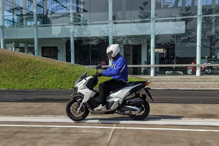 Berkendaran secara aman dengan Safety Riding Center Honda agar tetap aman