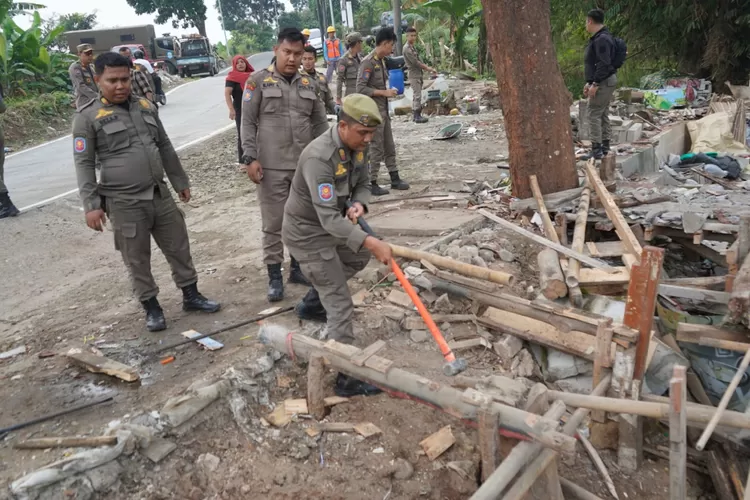 Petugas Satpol PP Kabupaten Bogor menertibkan bangunan liar di kawasan Hambalang.  (KABAR BOGOR)