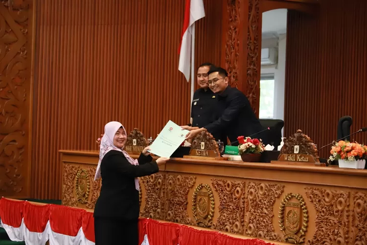Anggota DPRD Kota Depok Fraksi PKS, Nuryuliani saat sidang paripurna, yang berlangsung di kawsan Grand Depok City (GDC), Selasa (15/7). (ANDIKA EKA/RADAR DEPOK)