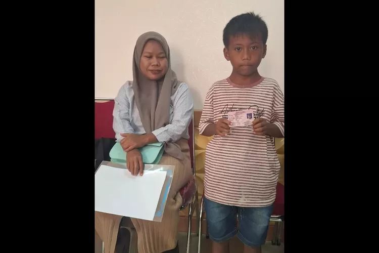 Reza Mulyadi (Kanan) bersama keluarganya yang sudah memiliki identitas untuk bersekolah. (DOKUMEN DISDIK DEPOK)