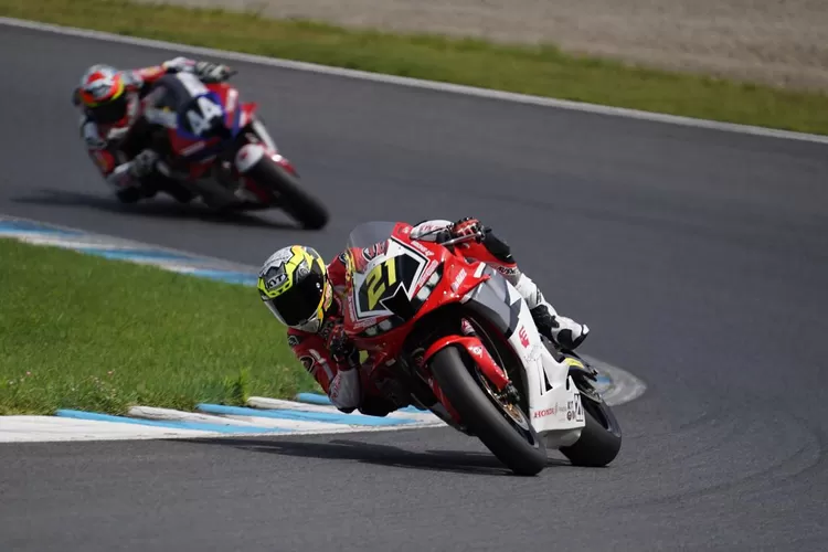 Pebalap binaan Astra Honda Motor, Adenanta Putra (#21) dalam race dua kelas Supersport600 di ajang Asia Road Racing Champhionship (ARRC) seri ketiga di Motegi Mobility Resort, Jepang