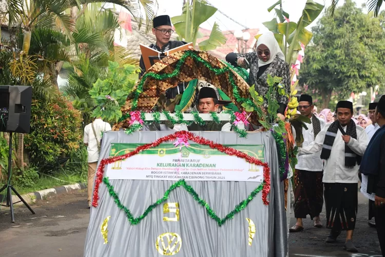Pawai taaruf MTQ tingkat Kecamatan Cibinong.  (KABAR BOGOR)