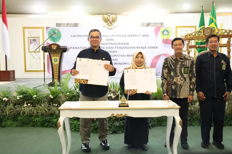 Sekda Ajat Rochmat Jatnika dan Kepala PA Cibinong Baiq Halkiyah menunjukan dokumen kerjasama yang baru saja ditandatangani.  (KABAR BOGOR)