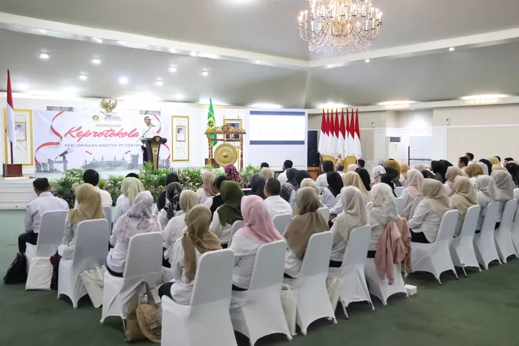 Sekda Ajat Rochmat Jatnika membuka kegiatan workshop keprotokolan.  (KABAR BOGOR)
