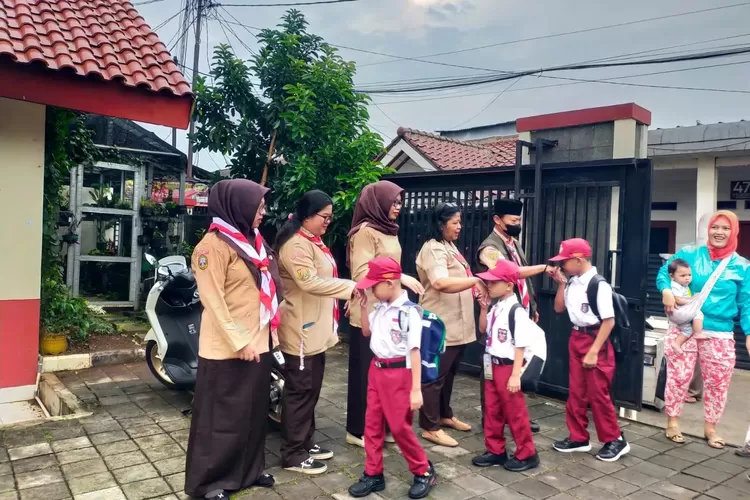Para guru SDN Mekarjaya 1 menyambut para siswa yang datang pada pekan pertama tahun ajaran 2025-2026. (ISTIMEWA)