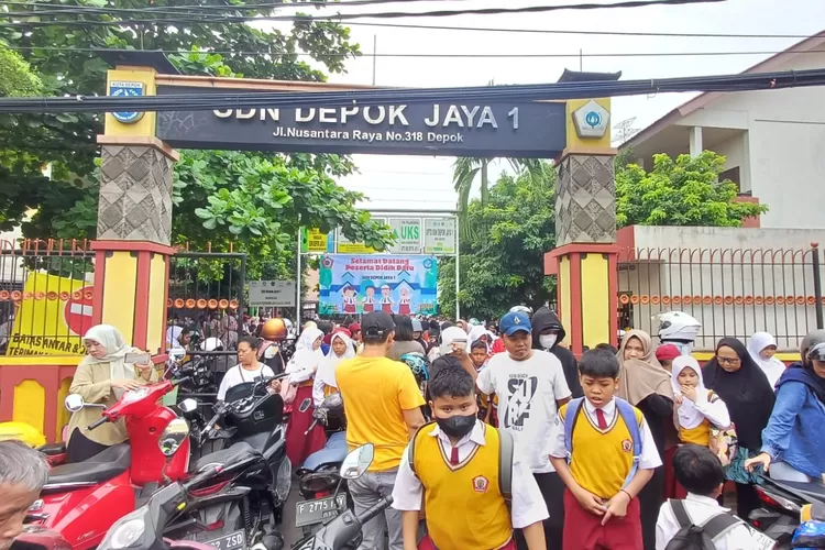 Suasana di depan SDN Depok Jaya 1, yang penuh dengan para orang tua yang mengantarkan anaknya ke sekolah. (ALDY RAMA/RADAR DEPOK)