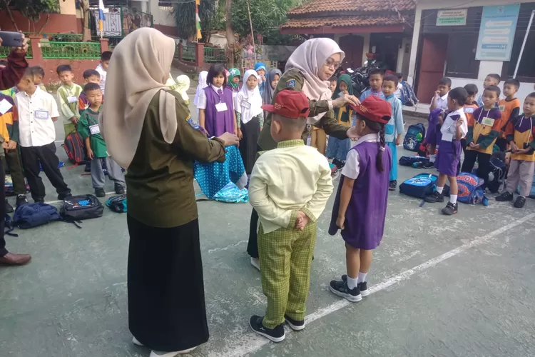 Pelaksanaan MPLS tahun ajaran 2025/2026 di SDN Ratujaya 3, yang terletak di di Jalan Masjid Alfalah, Kelurahan Ratujaya, Kecamatan Cipayung. (ANDIKA EKA/RADAR DEPOK)