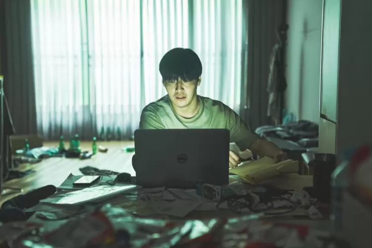 Kang Ha Neul dalam film Korea Thriller berjudul Wall to Wall tayang di Netflix (imdb.com)
